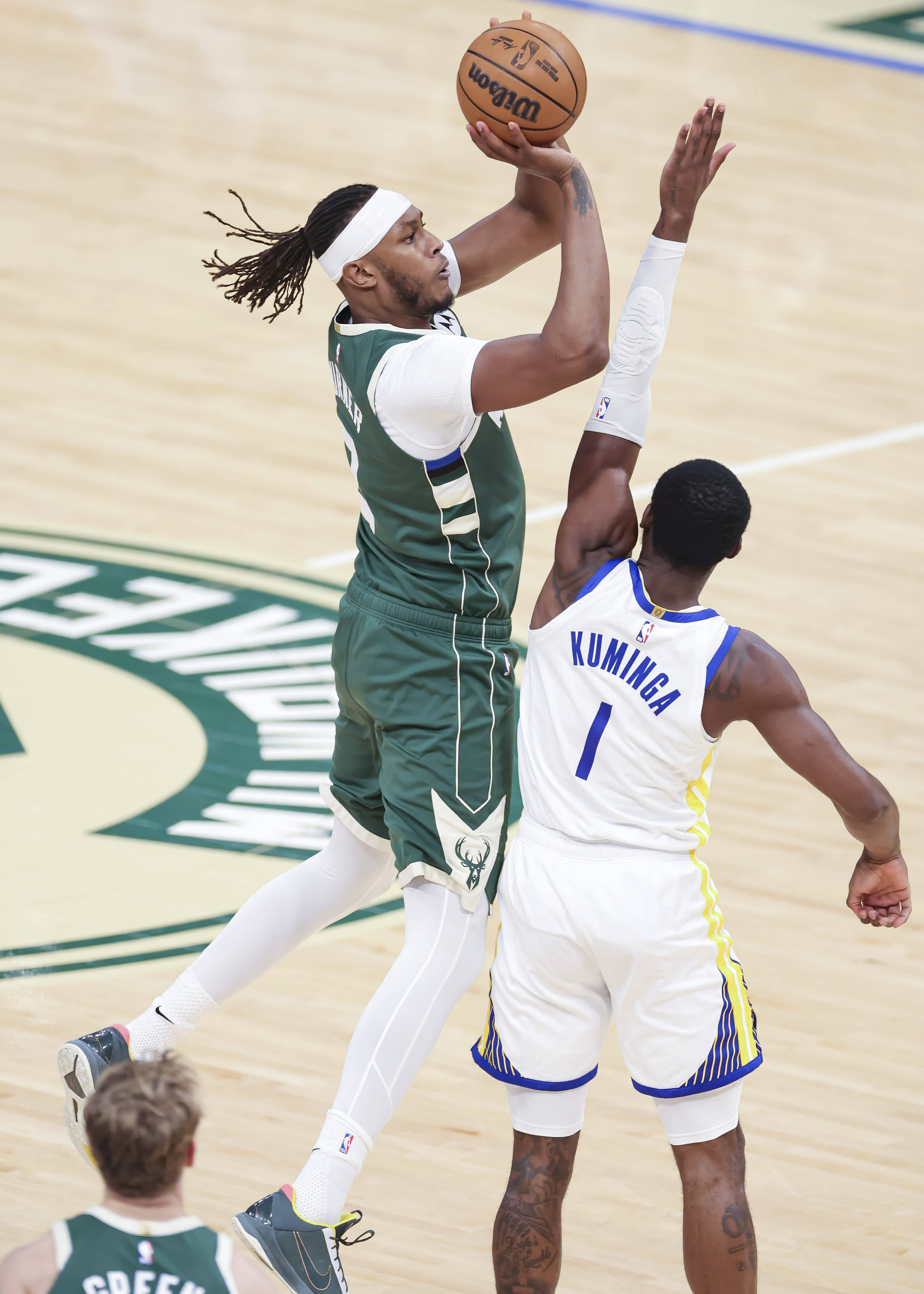 爱游戏APP-北京队鏖战雄鹿，布克统治全场