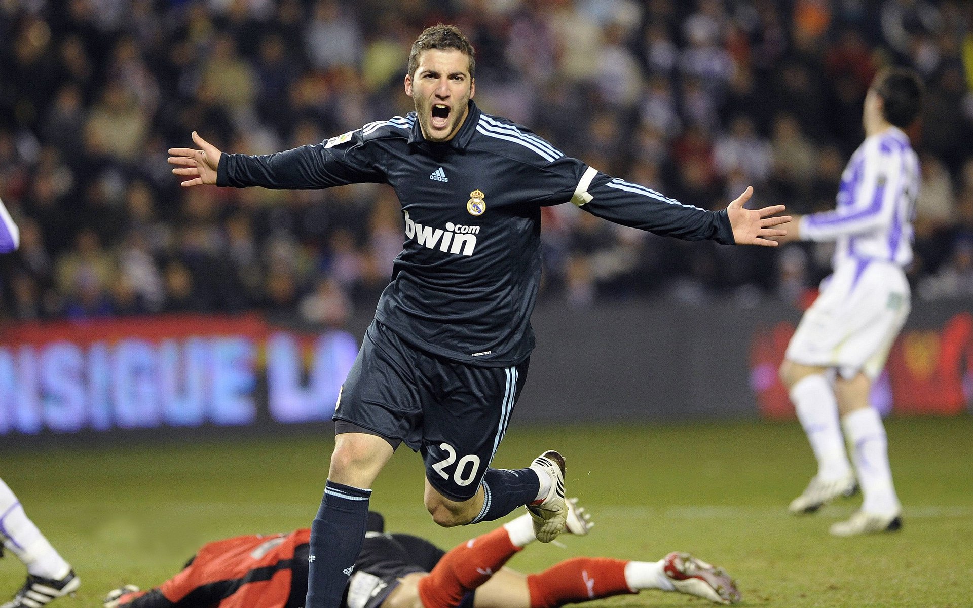 爱游戏大厅-苏格兰踏平阿根廷，黄喜灿压力下完成爆发，亚洲足球的逆袭启示录